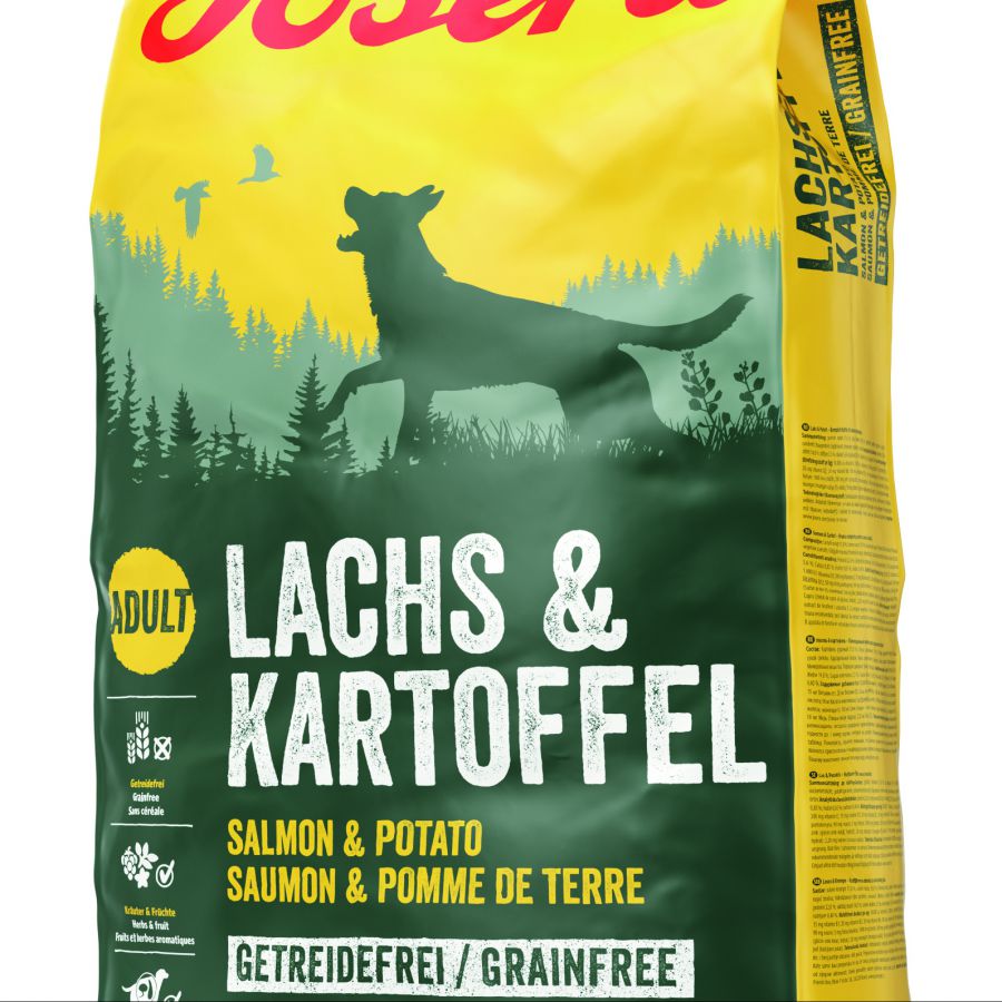 Man sieht einen Futtersack “Josera - Lachs & Kartoffel” für erwachsene Hunde. Der Sack ist grün und gelb.
